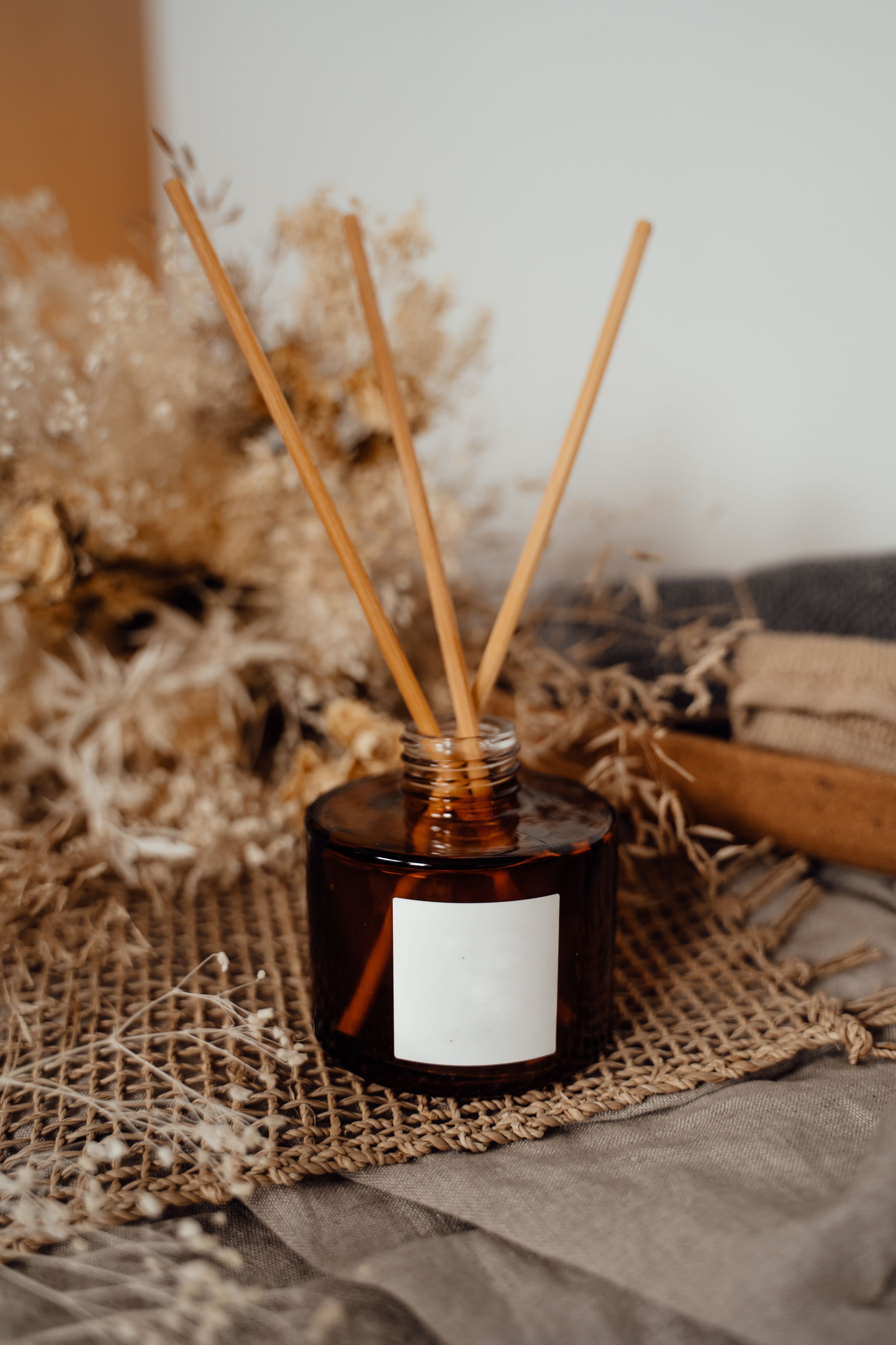 Difusor de varetas artesanal Mais Luz & Aroma em frasco de vidro âmbar